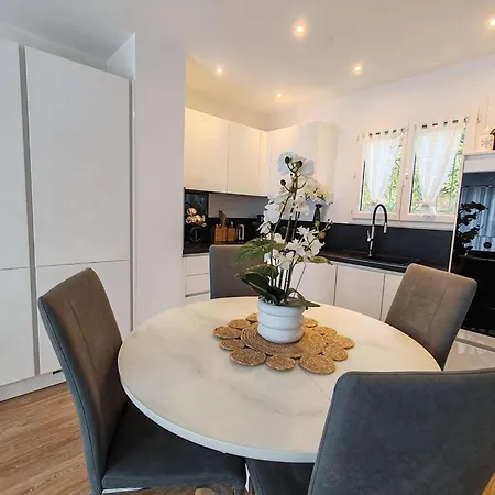 Coup De Coeur Elegant T2 Classe 3 Etoiles Avec Piscine Proche Et